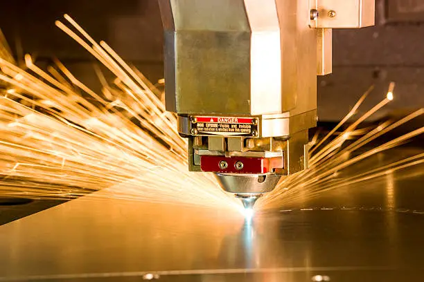 Vale a pena terceirizar o corte a laser de chapa de aço na fábrica?